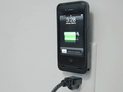 JuiceTank-Plugs-iPhone-into-Wall